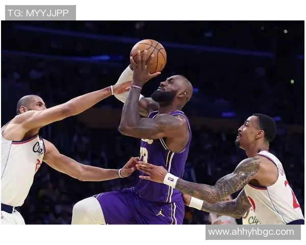 詹姆斯32+10,湖人擒狼获得重要胜利:巅峰时刻再现紫金荣耀